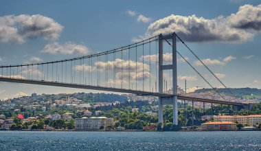 İstanbul, Türkiye, İstanbul Boğazı, Asya 'nın manzarası ve Ortakoy rıhtımından bir köprü