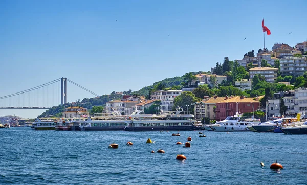 Стамбул Турция Вид Босфорский Пролив Лодки Мост Набережной Районе Арнавутской — стоковое фото