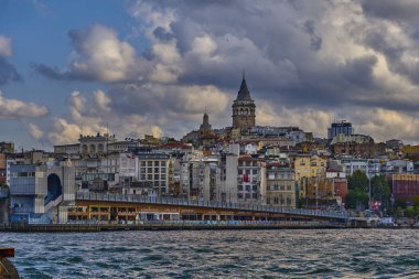 İstanbul, Türkiye - 18 Temmuz 2022. Pier Eminonu, Boğaz, Karaköy Bölgesi, Galata Kulesi ve Galata Köprüsü manzaralı. Balıkçılar köprüde balık yakalar..
