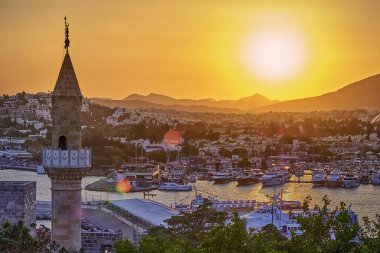 Bodrum, Hindi. Gün batımında Ege Denizi 'nde Marina, Yatlar ve tekneler görülüyor.