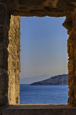 Bodrum, Hindi. Ege Denizi 'nde Marina, Yatlar ve tekneler görünüyor. Aziz Peter şatosundan
