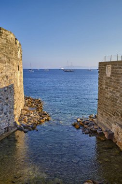 Bodrum, Hindi. Ege Denizi 'nde Marina, Yatlar ve tekneler görünüyor. Aziz Peter şatosundan
