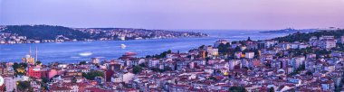 İstanbul, Türkiye. Gün batımında şehrin panoramik manzarası, Ortakoy bölgesinden İstanbul Boğazı ve Asya tarafı
