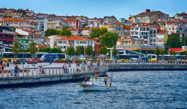 İstanbul, Türkiye, 18 Temmuz 2022. Boğazın ve Embankment Uskudar 'ın manzarası, insanlar bir kafede oturur, kahvaltı yapar ve Boğaz manzarasının tadını çıkarırlar.