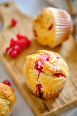 Tahtada kırmızı üzümlü kekler, yakın plan.