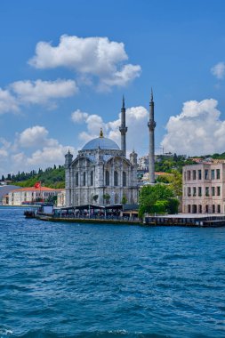 Güneşli bir yaz gününde İstanbul, Türkiye ve İstanbul 'da İstanbul Köprüsü yakınlarındaki Ortak Cami' ye karşı