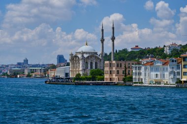 Güneşli bir yaz gününde İstanbul, Türkiye ve İstanbul 'da İstanbul Köprüsü yakınlarındaki Ortak Cami' ye karşı