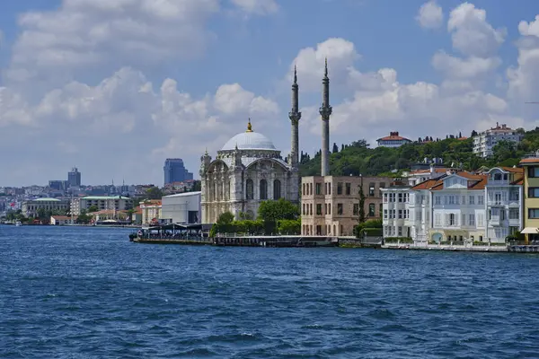 Güneşli bir yaz gününde İstanbul, Türkiye ve İstanbul 'da İstanbul Köprüsü yakınlarındaki Ortak Cami' ye karşı