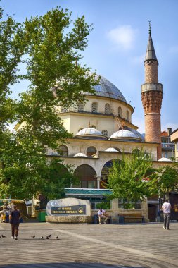 Bursa, Türkiye, 20 Temmuz 2024, Çarşı yakınlarındaki eski şehrin merkez meydanındaki cami. İnsanlar sokaklarda yürüyor.