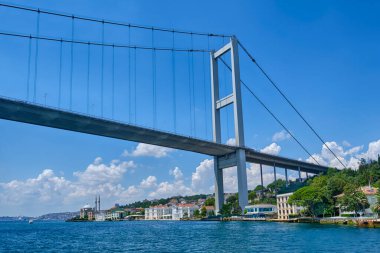 Ortakoy bölgesindeki İstanbul, Türkiye ve İstanbul Köprüsü ve kentin Avrupa kesiminin manzarası