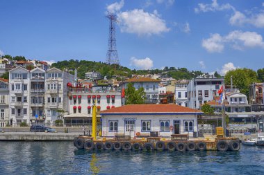 İstanbul 'un Avrupa kesimindeki Beşiktaş bölgesindeki iskele Arnavutkoy manzarası, Boğaz seti üzerindeki güzel eski evler ve rahat kafeler