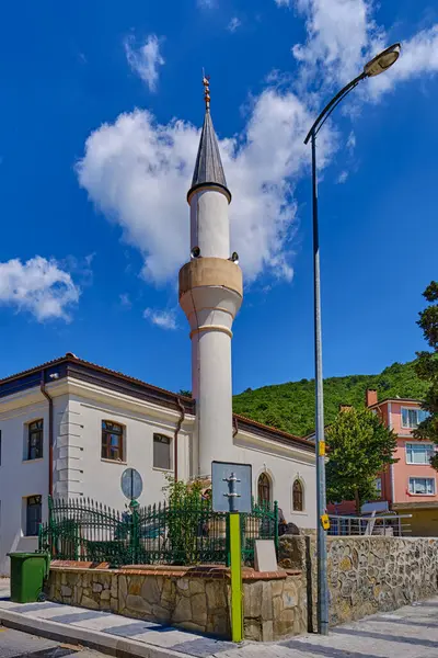 İstanbul 'un Asya kesimindeki Boğaz' da Anadolu İskelesi Kavagi. Cami ve sokaklar eski evlerle dolu