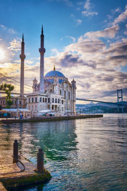 Güneşli bir yaz gününde İstanbul, Türkiye ve İstanbul 'da İstanbul Köprüsü yakınlarındaki Ortak Cami' ye karşı