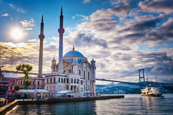 Güneşli bir yaz gününde İstanbul, Türkiye ve İstanbul 'da İstanbul Köprüsü yakınlarındaki Ortak Cami' ye karşı