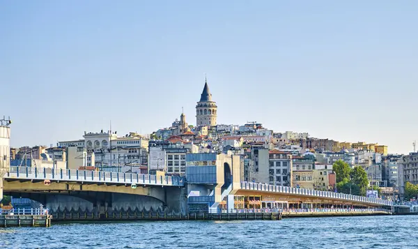 İstanbul, Türkiye - 22 Temmuz 2024. Sabahın erken saatlerinde, Pier Eminonu, Boğaz, Karakol Bölgesi, Galata Kulesi ve Galata Köprüsü manzarası.