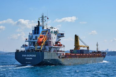 İstanbul, Türkiye, 24 Temmuz 2024, Boğazdaki Siyah kargo gemisi