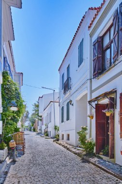 Bozcaada, Türkiye, eski güzel evleri ve parlak çiçekleri olan renkli sokaklar,