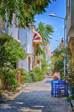 Bozcaada, Türkiye, eski güzel evleri ve parlak çiçekleri olan renkli sokaklar,