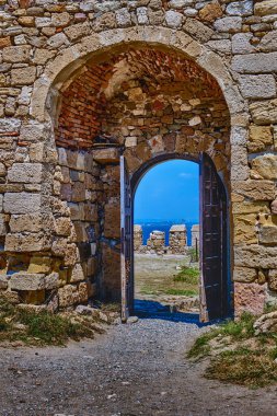 Bozcaada, Türkiye, Kalenin İçi, duvarlara, merdivenlere, kapılara ve eserlere bakış