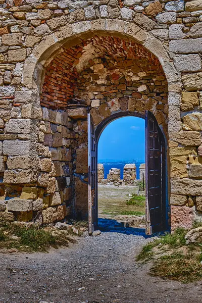 Bozcaada, Türkiye, Kalenin İçi, duvarlara, merdivenlere, kapılara ve eserlere bakış