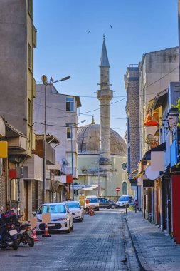 Chanakkale, Türkiye, eski güzel evleri, hediyelik eşya dükkanları ve restoranları olan renkli sokaklar. Cami manzarası