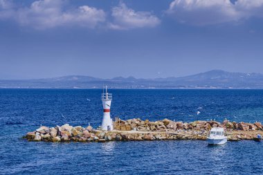 Bozcaada, Türkiye, Ege Denizi 'ndeki deniz feneri ve iskele manzarası