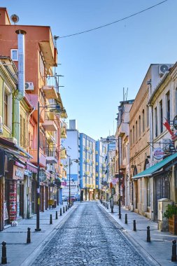 Chanakkale, Türkiye, 15 Temmuz 2024, sabahın erken saatleri, eski güzel evleri, hediyelik eşya dükkanları ve restoranları olan renkli sokaklar