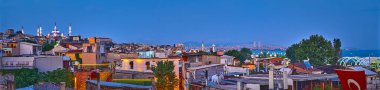 İstanbul, Türkiye, Sultanahmet İlçesi, Mavi Cami, eski kent ve Marmara Denizi 'nin akşam ışıklarıyla panoramik manzara
