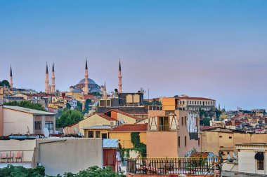 İstanbul, Türkiye, Mavi Cami ve Sultanahmet manzaralı renkli evler, hediyelik eşya dükkanları, restoranlar ve kafeler