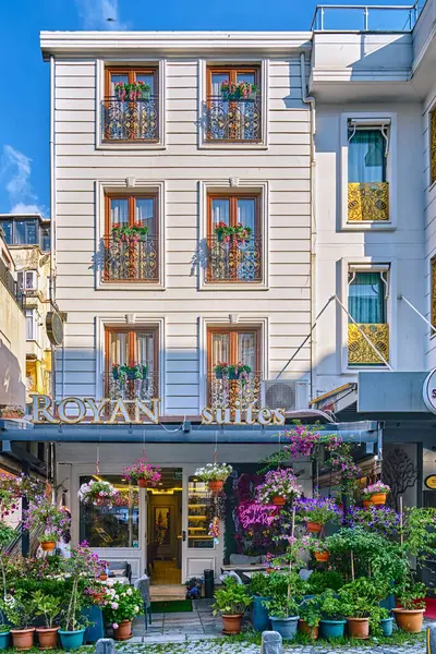 İstanbul, Türkiye, 13 Temmuz 2024, Sultanahmet İlçesi, eski evleri, otelleri, dükkanları ve restoranları olan renkli sokaklar. Güzel dekorlar ve parlak çiçekler binaları süslüyor.