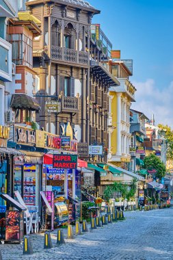 İstanbul, Türkiye, 13 Temmuz 2024, Sultanahmet İlçesi, eski evleri, otelleri, dükkanları ve restoranları olan renkli sokaklar, sokaklarda gezen turistler