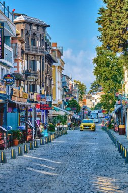 İstanbul, Türkiye, 13 Temmuz 2024, Sultanahmet İlçesi, eski evleri, otelleri, dükkanları ve restoranları olan renkli sokaklar, sokaklarda gezen turistler