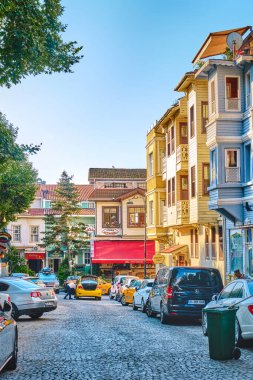 İstanbul, Türkiye, 13 Temmuz 2024, Sultanahmet İlçesi, eski evleri, otelleri, dükkanları ve restoranları olan renkli sokaklar, sokaklarda gezen turistler
