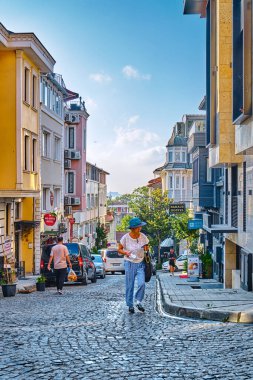 İstanbul, Türkiye, 13 Temmuz 2024, Sultanahmet İlçesi, eski evleri, otelleri, dükkanları ve restoranları olan renkli sokaklar, sokaklarda gezen turistler