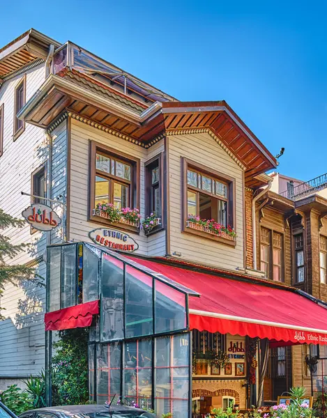 İstanbul, Türkiye, 13 Temmuz 2024, Sultanahmet İlçesi, eski evleri, otelleri, dükkanları ve restoranları olan renkli sokaklar. Güzel dekorlar ve parlak çiçekler binaları süslüyor.