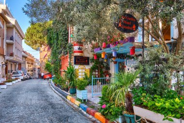 İstanbul, Türkiye, 13 Temmuz 2024, Sultanahmet İlçesi, eski evleri, otelleri, dükkanları ve restoranları olan renkli sokaklar, sokaklarda gezen turistler