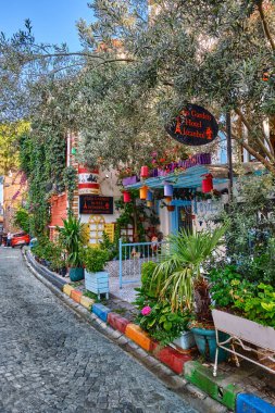 İstanbul, Türkiye, 13 Temmuz 2024, Sultanahmet İlçesi, eski evleri, otelleri, dükkanları ve restoranları olan renkli sokaklar, sokaklarda gezen turistler