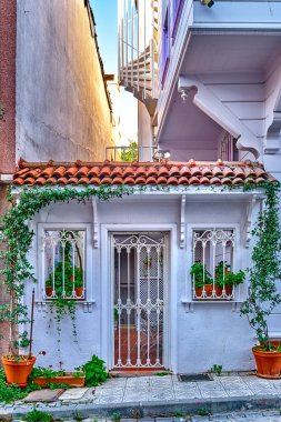 İstanbul, Türkiye, Sultanahmet İlçesi, eski evleri, otelleri, dükkanları ve restoranları olan renkli sokaklar. Güzel dekorlar ve parlak çiçekler binaları süslüyor.