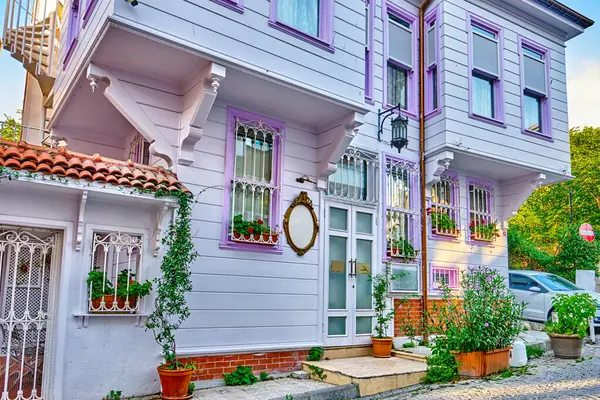 İstanbul, Türkiye, Sultanahmet İlçesi, eski evleri, otelleri, dükkanları ve restoranları olan renkli sokaklar. Güzel dekorlar ve parlak çiçekler binaları süslüyor.