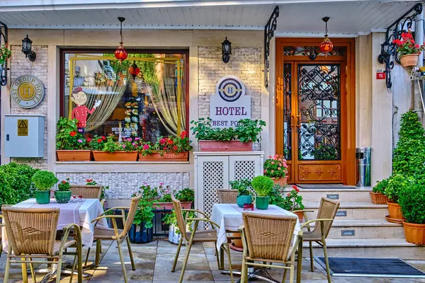 İstanbul, Türkiye, 13 Temmuz 2024, Sultanahmet İlçesi, eski evleri, otelleri, dükkanları ve restoranları olan renkli sokaklar,