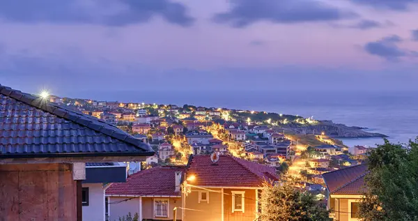 Sile, Hindi. Şafak vakti şehrin manzarası, sabahın erken saatlerinde, villaların manzarası ve Karadeniz 'in güzel kayalık kıyıları.