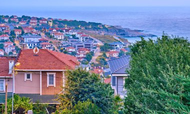 Sile, Hindi. Villaları ve şafakta, sabahın erken saatlerinde Karadeniz 'in güzel kayalık kıyılarını görmek.