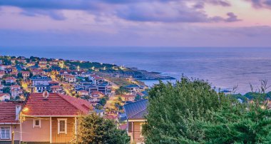 Sile, Hindi. Şafak vakti şehrin manzarası, sabahın erken saatlerinde, villaların manzarası ve Karadeniz 'in güzel kayalık kıyıları.