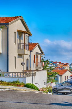 Sile, Türkiye, güzel evleri olan renkli sokaklar ve denizin arka planında parlak çiçekler