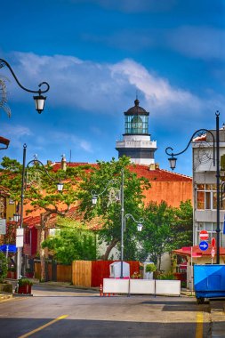Sile, Türkiye, deniz feneri manzarası ve güzel eski evleri ve parlak çiçekleri olan renkli sokaklar. Karadeniz kıyısında popüler bir turizm merkezi