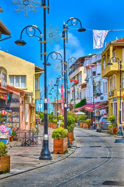 Sile, Türkiye, 8 Temmuz 2024, güzel eski evleri, dükkanları ve restoranları olan şehir merkezi. Turistler sokaklarda yürüyor
