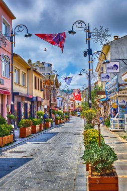 Sile, Türkiye, 8 Temmuz 2024, güzel eski evleri, dükkanları ve restoranları olan şehir merkezi. Turistler sokaklarda yürüyor