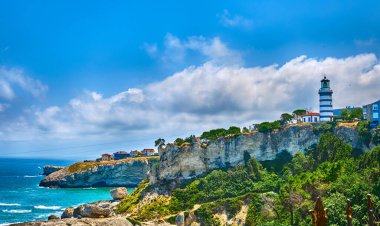 Karadeniz 'in kayalık kıyılarındaki Sile, Türkiye, Deniz feneri bulutlu mavi gökyüzünün arka planına karşı. Şehrin popüler tarihi yeri.