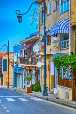 Sile, Hindi. Dükkanları ve restoranları olan şehir merkezi. Deniz kenarında güzel evleri ve parlak çiçekleri olan bir cadde.