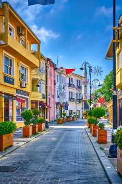 Sile, Türkiye, 8 Temmuz 2024, dükkanları ve restoranları olan şehir merkezi. Deniz kenarında güzel evleri ve parlak çiçekleri olan bir cadde.